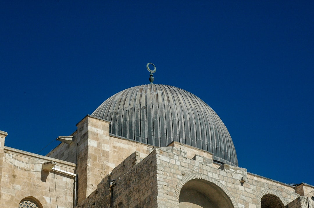 レバノンで家族が空爆で死んだ。「民間人だった」という声を、イスラエル軍は「テロインフラ」と呼んだ